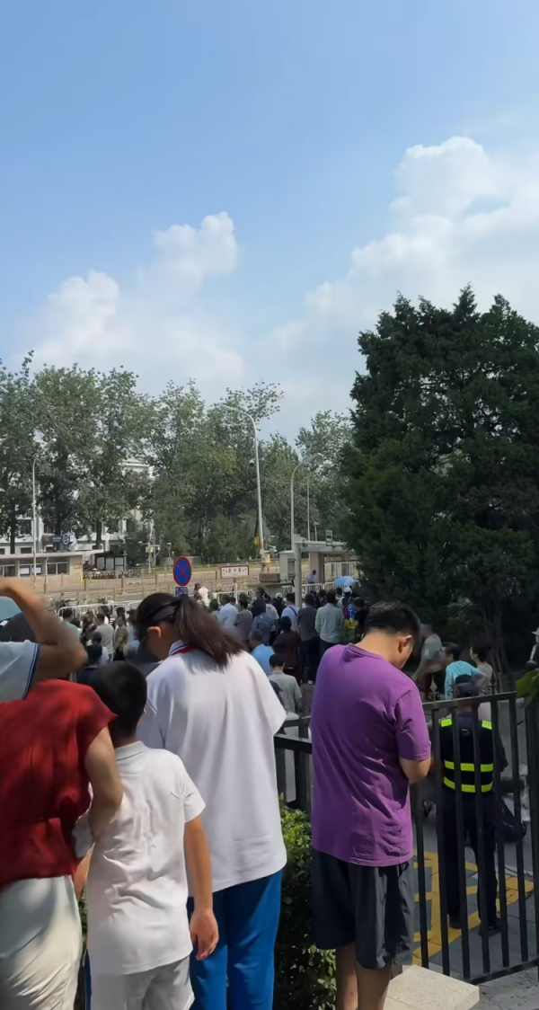 快牛盘 游客进京看阅兵称看到战机编队“这趟值了”，埃文凯尔现身天坛引发围观